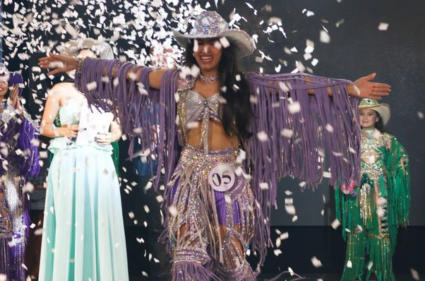 Gabriela Digigov, de 19 anos, é coroada rainha da Expo Umuarama 2025