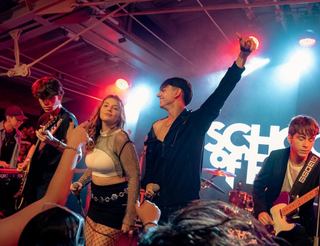 Parceria entre School of Rock e Hard Rock Cafe Curitiba leva jovens talentos ao palco em evento no Dia das Crianças